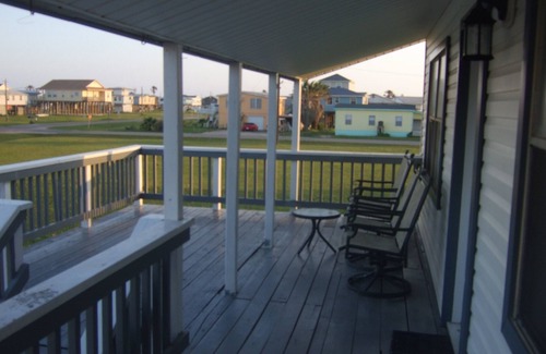 Surfside Beach Casa | Move out of that hotel room and come to the beach!