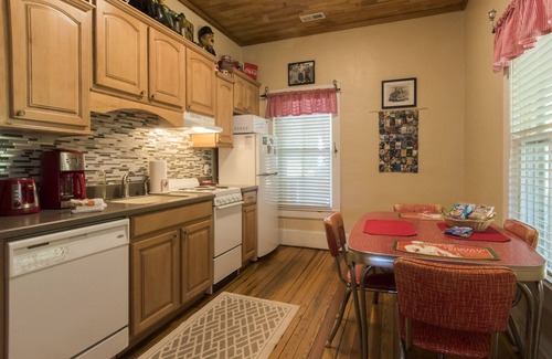 Bryson City Apartamento | Movie Gallery Suite at the Calhoun House Inn & Suites