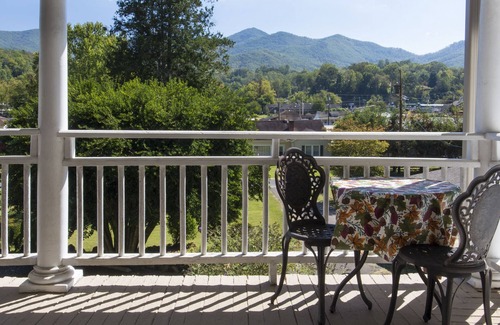 Bryson City Apartamento | Movie Gallery Suite at the Calhoun House Inn & Suites