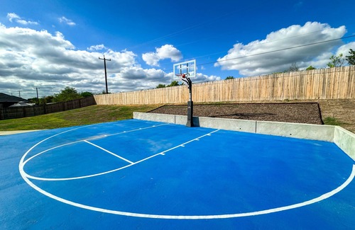 San Antonio Casa | Movie Theatre, Basketball court, Pool Table Luxury Castle