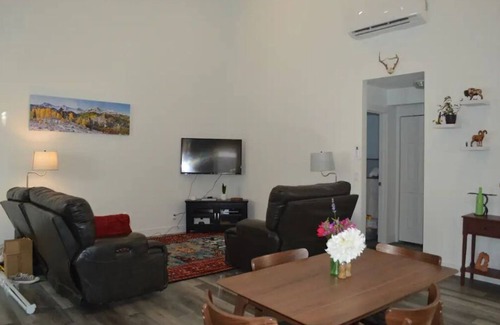 Arvada Cabaña | Movies in the Mountains Guest House
