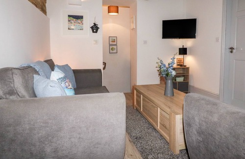 Lower Trengale Cabaña | MOWHAY COTTAGE, romantic, character holiday cottage in East Taphouse
