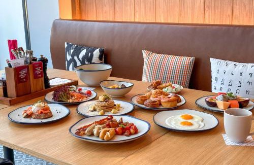 Pathumwan Hotel | Moxy Bangkok Ratchaprasong