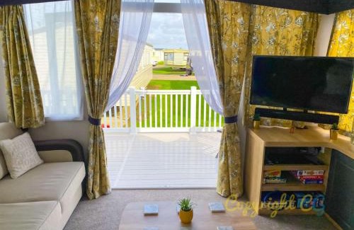 Camber Complejo | MP413 - Camber Sands Holiday Park - Close to Facilities - Free Wifi - Sleeps 8 - Large Decking