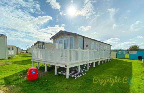 Camber Complejo | MP413 - Camber Sands Holiday Park - Close to Facilities - Free Wifi - Sleeps 8 - Large Decking