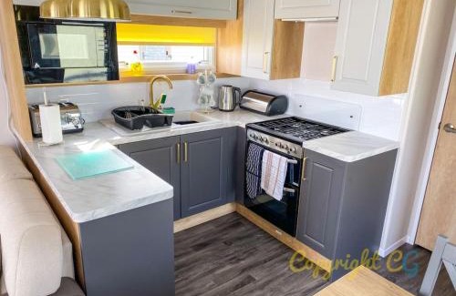 Camber Complejo | MP413 - Camber Sands Holiday Park - Close to Facilities - Free Wifi - Sleeps 8 - Large Decking
