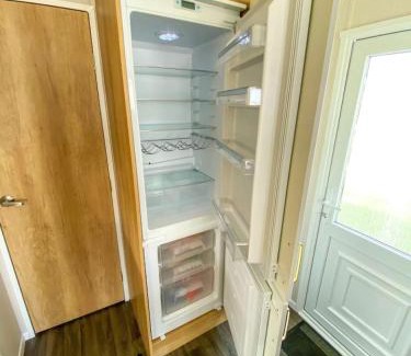 Camber Complejo | MP413 - Camber Sands Holiday Park - Close to Facilities - Free Wifi - Sleeps 8 - Large Decking