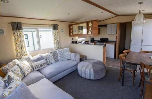 Camber Complejo | MP503 - Camber Sands Holiday Park - Sleeps 8 - Large Gated Decking - Amazing views