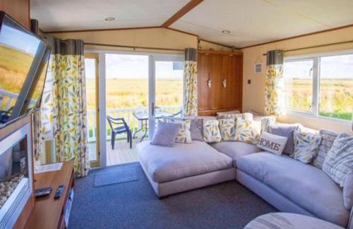 Camber Complejo | MP503 - Camber Sands Holiday Park - Sleeps 8 - Large Gated Decking - Amazing views