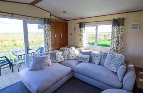 Camber Complejo | MP503 - Camber Sands Holiday Park - Sleeps 8 - Large Gated Decking - Amazing views