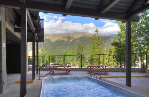 Copper Mountain Village Hotel | MP518 Mountain Plaza Hotel Room
