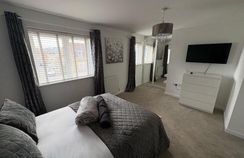 Emersons Green Casa | MpaNjus - Double Rooms, Shared House