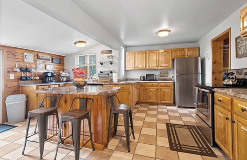 Upper Peninsula Michigan Casa | MQT 3BR Close to Ski/Bike - Enjoy Prime Location!