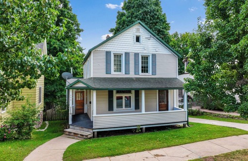 Upper Peninsula Michigan Casa | MQT 3BR Close to Ski/Bike - Enjoy Prime Location!