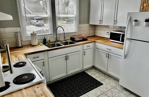 Hamilton Casa | Mrs. Hughes Cottage - 2 bedroom House