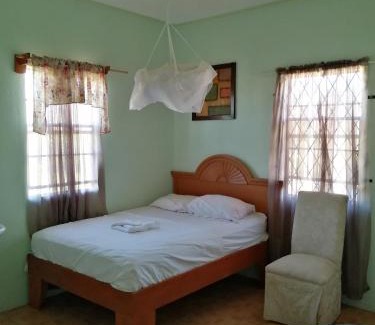 Linden Cama Y Desayuno | Ms. Holder's Comfort Villa