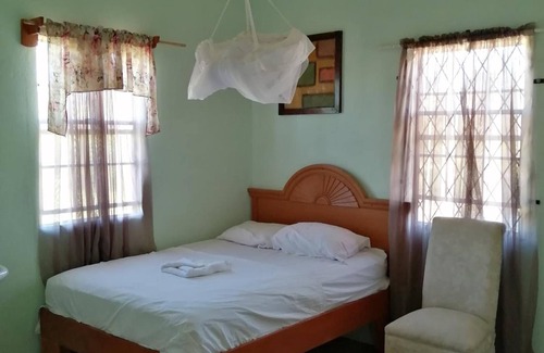 Linden Cama Y Desayuno | Ms Holder's Comfort Villa