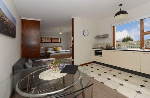 Battery Point Cabaña | Ms Sophia's Studio Apartment - Historic Battery Pt