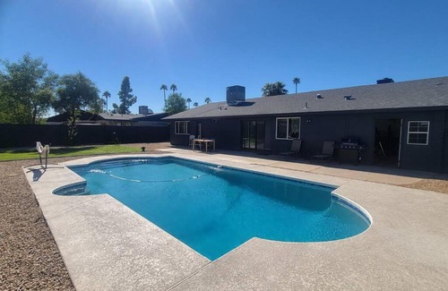Sands West Neighborhood Apartamento | *Msg for 5%off*KingBed PoolYard GuesthouseGlendale