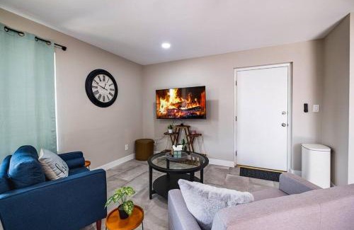 Sands West Neighborhood Apartamento | *Msg for 5%off*KingBed PoolYard GuesthouseGlendale