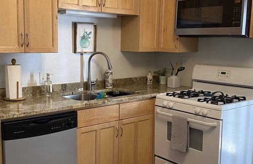 Mount Adams Apartamento | monte Adams 1st flr 2-bedrm apt y patio. Ideal ubicación central! ¡Estacionamiento!