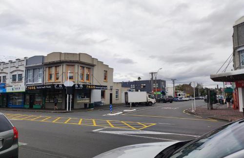 Mount Eden Casa | MT Eden home at commercial food street