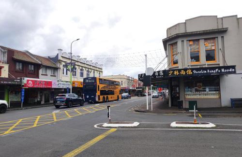 Mount Eden Casa | MT Eden home at commercial food street