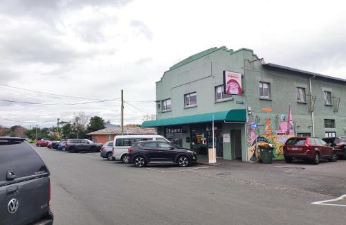 Mount Eden Casa | MT Eden home at commercial food street