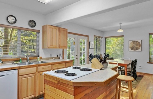 Welches Casa | Mt. Hood Hideaway: Hiking, harmony, hot tub, and access to the hill!
