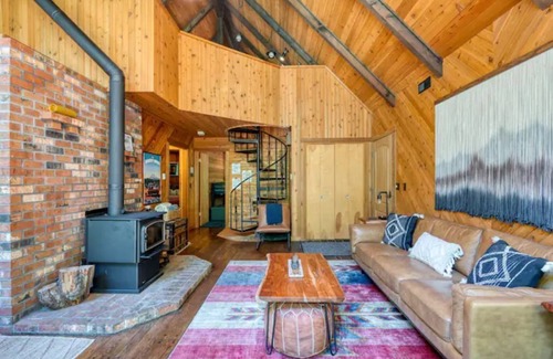 Rhododendron Cabina | Mt. Hood Retro Modern Cabin- Seasonal Stream, Deck, Fire Pit, & HotTub-Dogs 👍