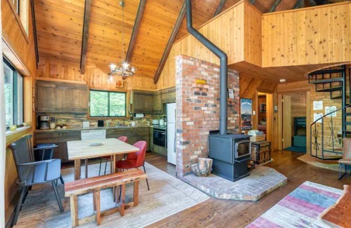 Rhododendron Cabina | Mt. Hood Retro Modern Cabin- Seasonal Stream, Deck, Fire Pit, & HotTub-Dogs 👍