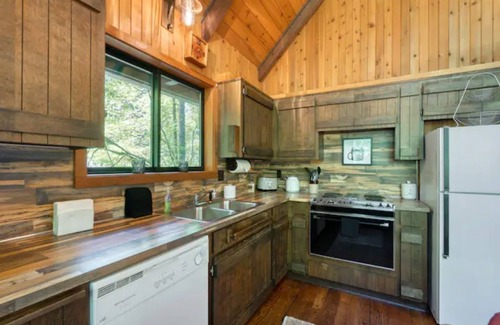 Rhododendron Cabina | Mt. Hood Retro Modern Cabin- Seasonal Stream, Deck, Fire Pit, & HotTub-Dogs 👍
