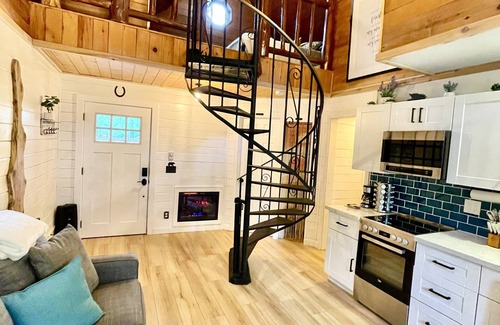 Ashford Cabina | Mt Rainier One Bedroom + Loft Cabin with Hot Tub