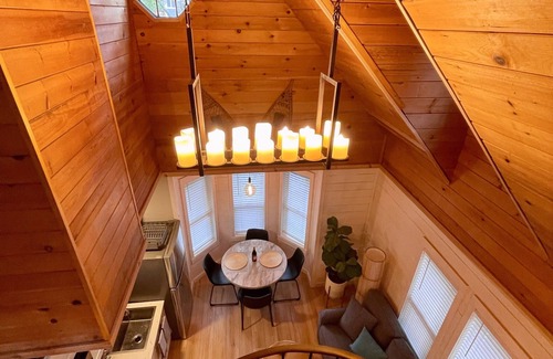 Ashford Cabina | Mt Rainier One Bedroom + Loft Cabin with Hot Tub