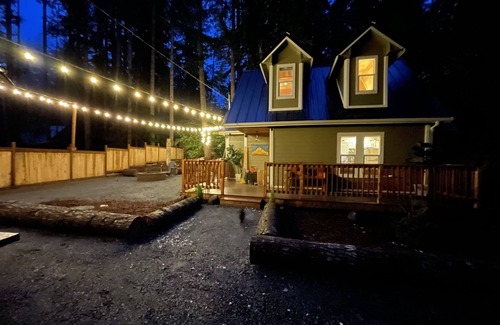 Ashford Cabina | Mt Rainier One Bedroom + Loft Cabin with Hot Tub