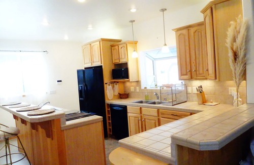 Mount Shasta Casa | Mt Shasta✨Jacuzzi✨Mt Views✨4 acres✨Brand New Interior Decor✨