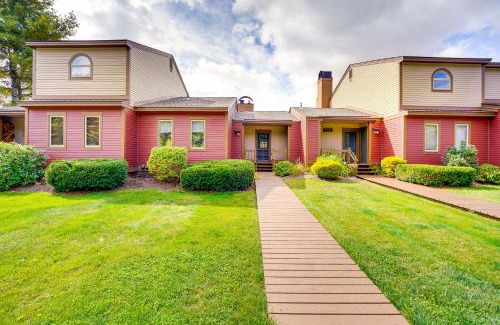 West Dover Apartamento | Mtn and Foliage Views Modern Mount Snow Stay!