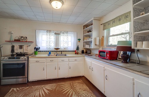 Newland Cabaña | Mtn Cottage w/ Fire Pit in Newland!