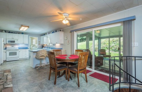 Burnsville Casa | Mtn Retreat~Mins to Downtown Burnsville, WiFi+Grill, EV Level 2 Charger, Private