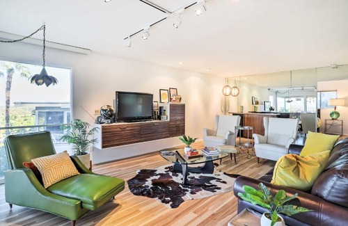 Araby Apartamento | Mtn-View Balcony and Pool Access Palm Springs Gem