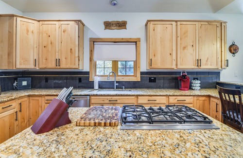 Georgetown Cabina | Mtn-View Cabin w/Private Hot Tub in Georgetown!