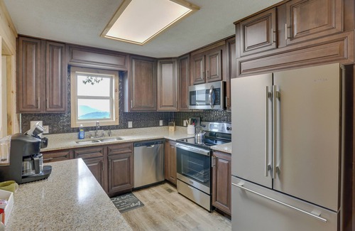 Flat Rock Casa | Mtn-View Gem: Flat Rock Retreat w/ Deck & Grill!
