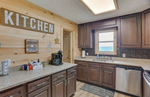 Flat Rock Casa | Mtn-View Gem: Flat Rock Retreat w/ Deck & Grill!
