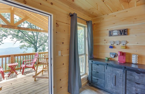 Flat Rock Casa | Mtn-View Gem: Flat Rock Retreat w/ Deck & Grill!