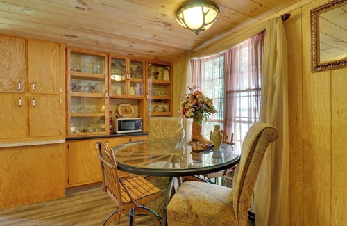 Warne Cabina | Mtn-View Warne Cabin: Hot Tub, Wine Cabinet!
