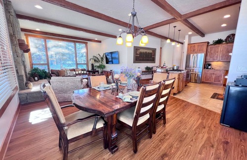Three Peaks Chalet De Esquí | Mtn Views! Fire Pit, Dog Friendly, Ski, Hike, Play