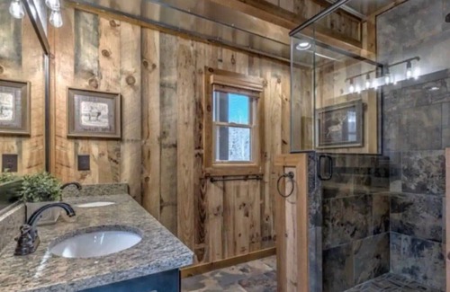 Morganton Cabina | MTN views, Hot Tub, King Beds