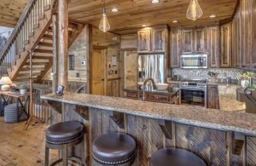 Morganton Cabina | MTN views, Hot Tub, King Beds