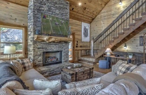 Morganton Cabina | MTN views, Hot Tub, King Beds
