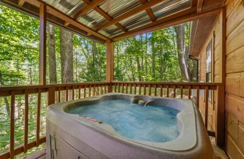 Gatlinburg - Pigeon Forge Casa | MTN Views, Hot Tub, WiFi, Sleeps 3